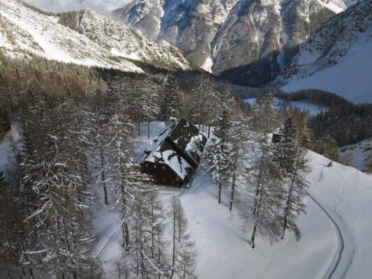 Odkryj urok Vršič Mountain Lodge Erjavčeva koča: Ukryty klejnot w Alpach Julijskich
